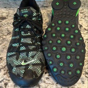 EUC Mens NIKE SHOX rare neon green and black size 10.5